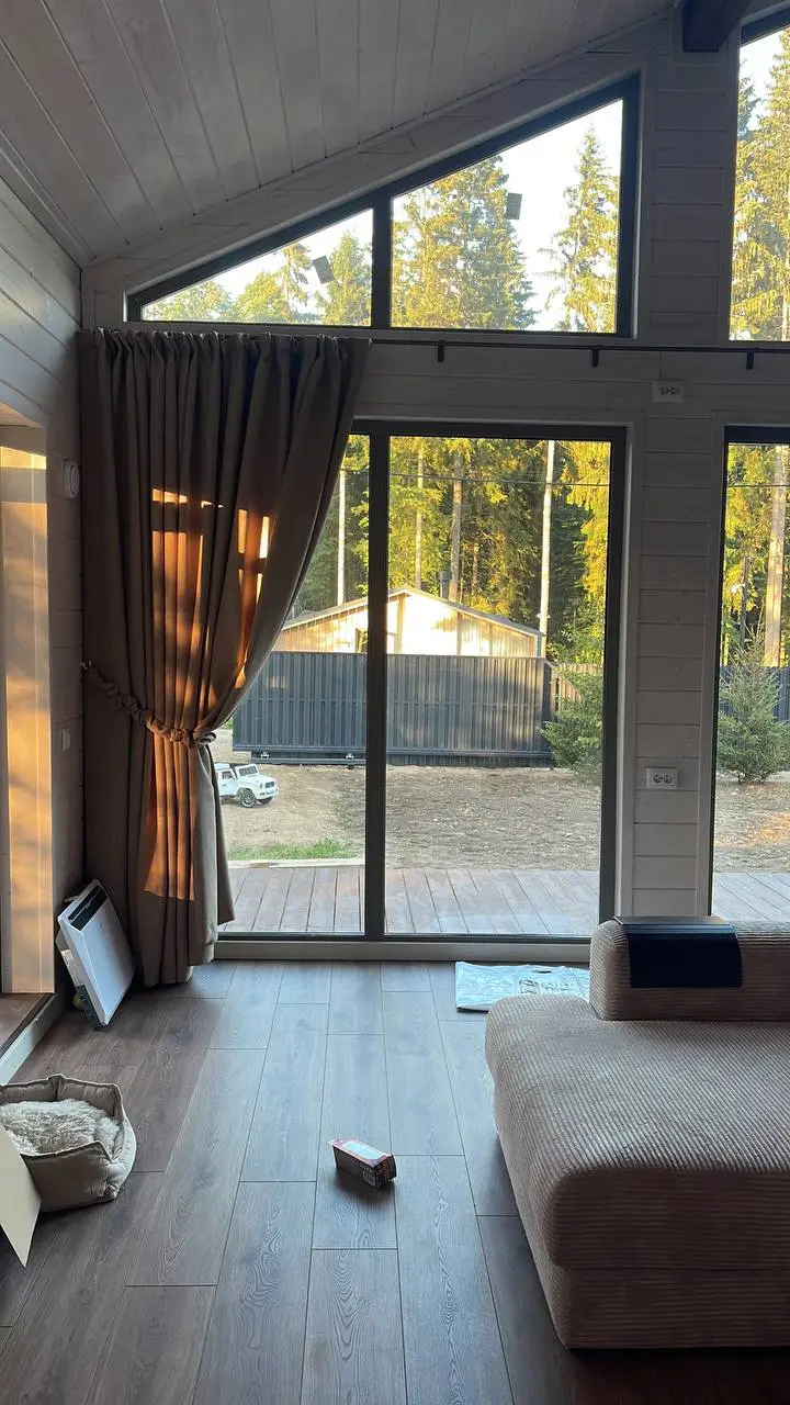 Дом A-frame, второй свет, плотные шторы на профильном карнизе